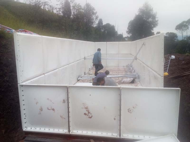西昌牛郎坝2台60立方玻璃钢水箱安装现场